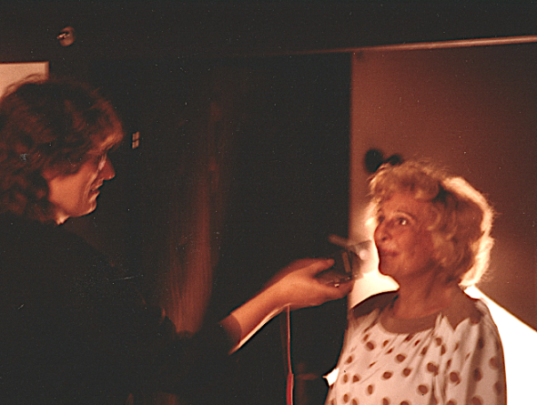 5.7.1990 - Peter Reichelt vermittelt das Fotoshooting für das Helnwein-Projekt "Faces" mit Leni Riefenstahl