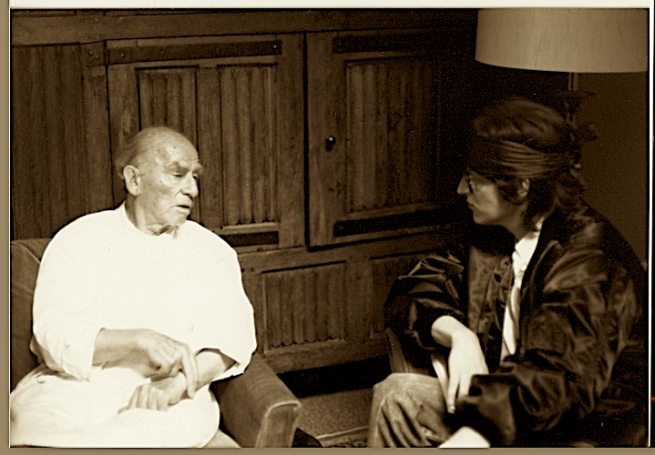 Peter Reichelt vermittelt das Helnwein-Fotoshooting mit Arno Breker in dessen Haus in Düsseldorf Foto Peter Reichelt im Wohnzimmer von Arno Breker